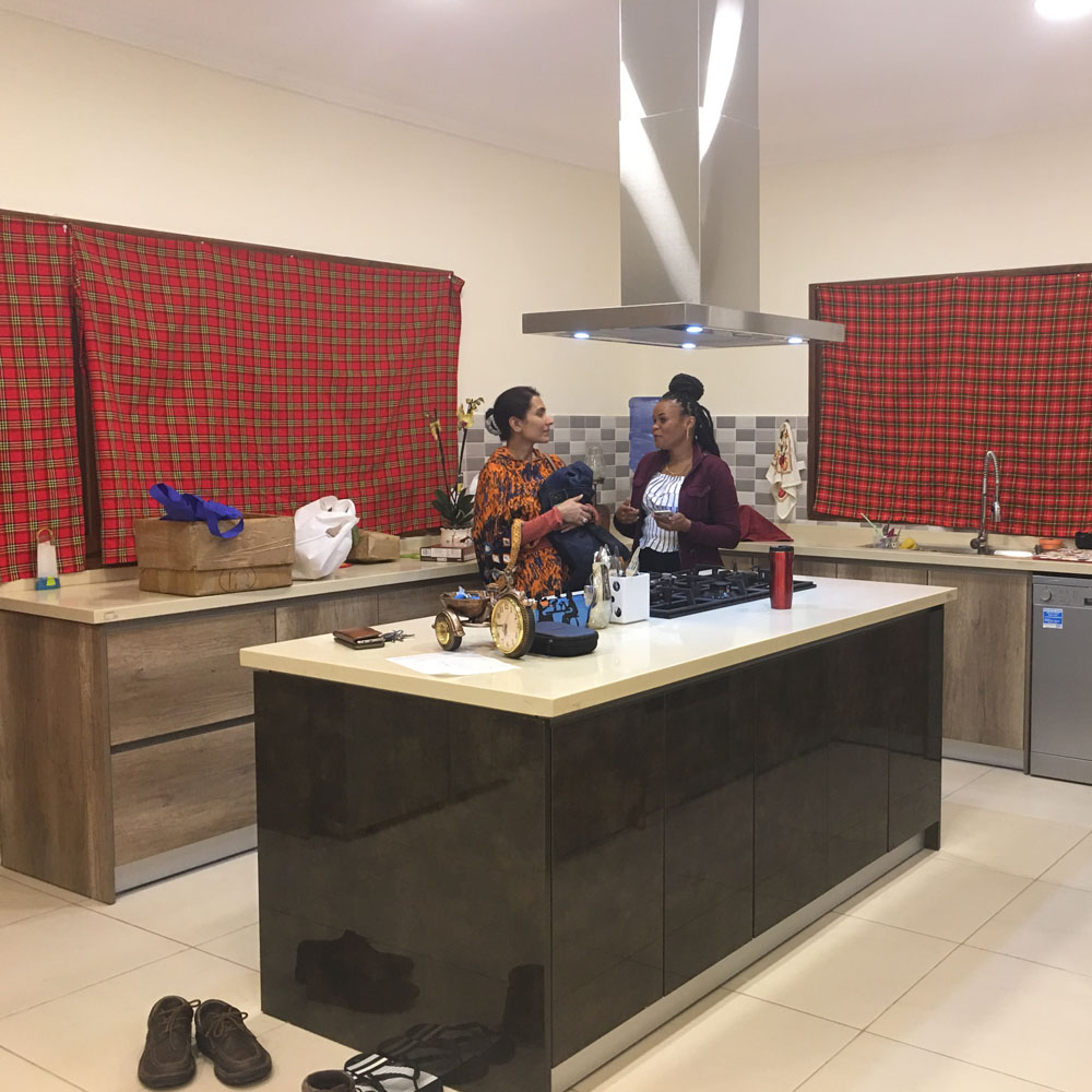 Tema, Accra, Ghana, gabinete de cocina personalizado de grano de madera moderno de alto brillo con barniz UV